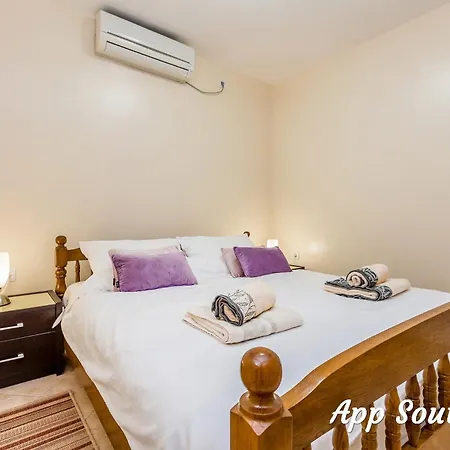 Maya Lorena باشْكا